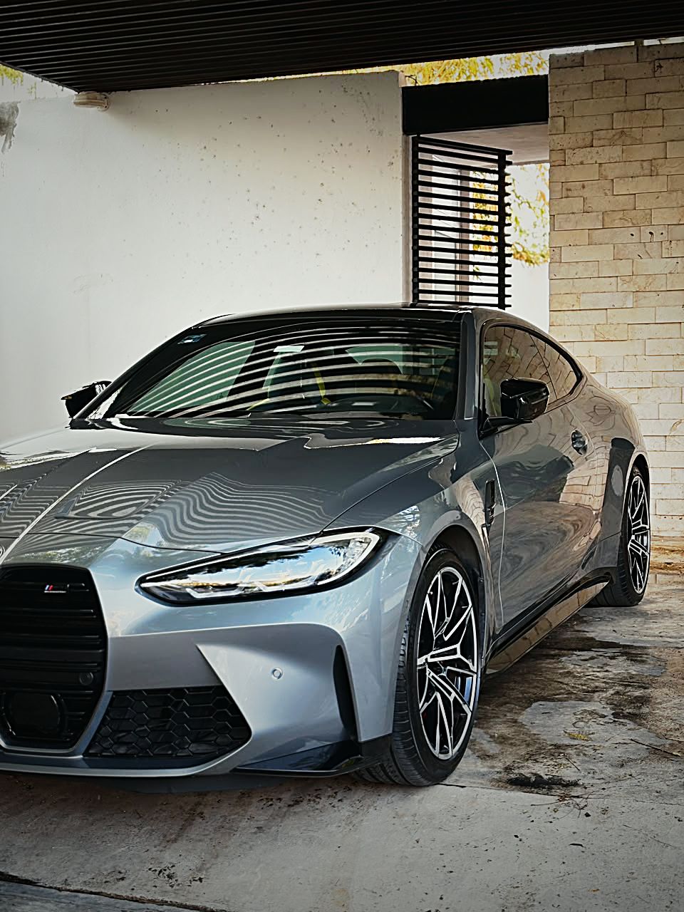 BMW M4 gris en una cochera