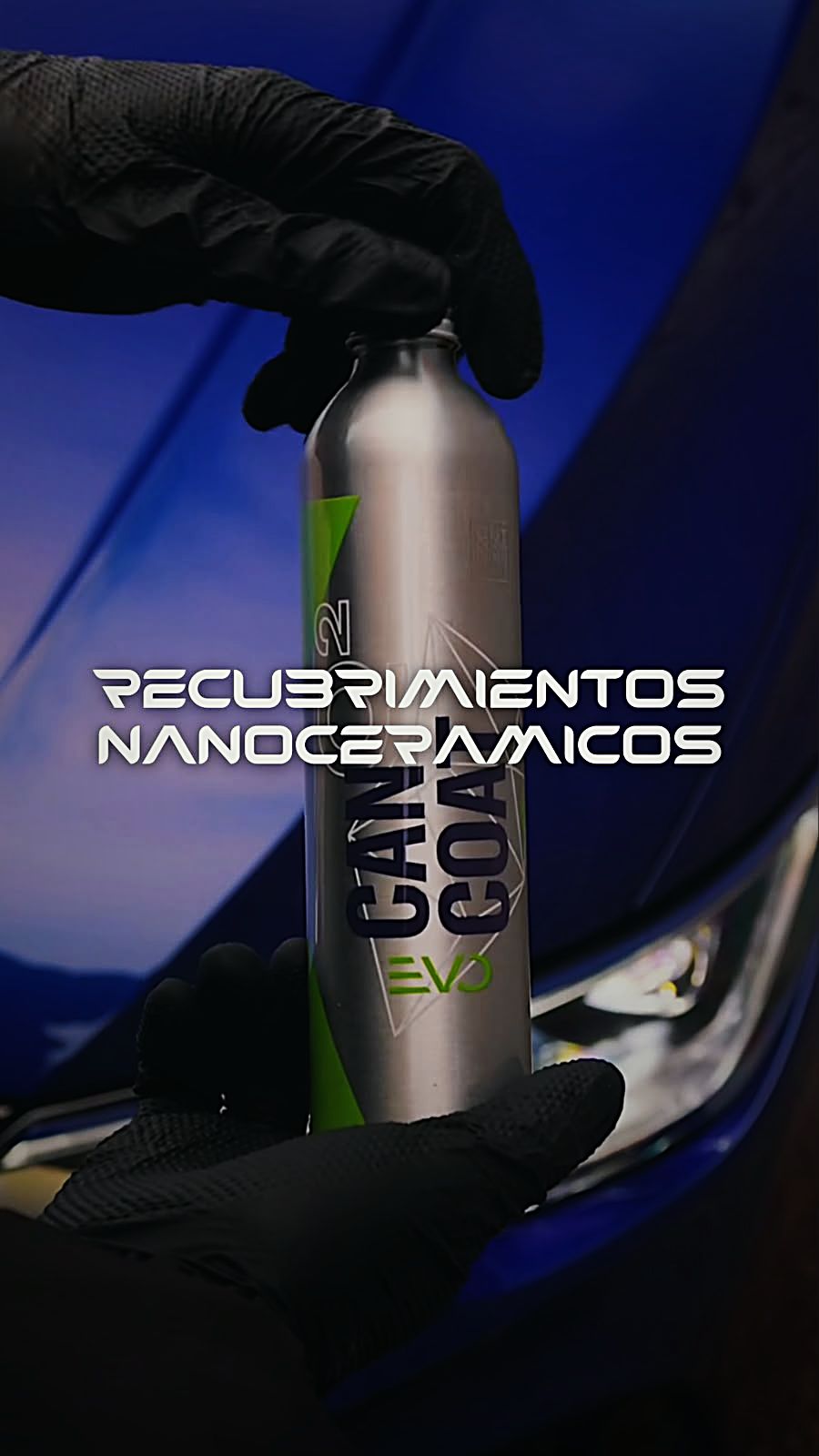 Mano con guante sosteniendo un recubrimiento nanocerámico