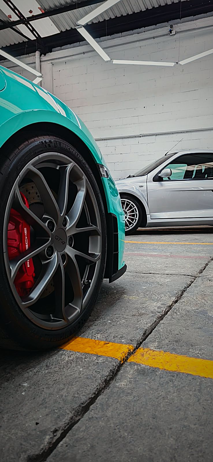 Rin negro con caliper rojo